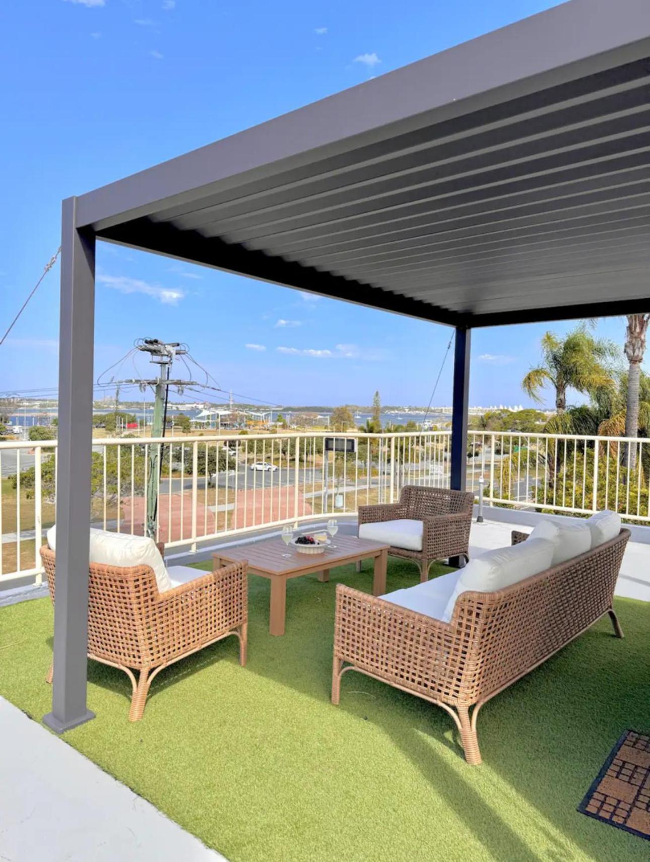 Apartment Penthouse With Private Rooftop On The Broadwater *